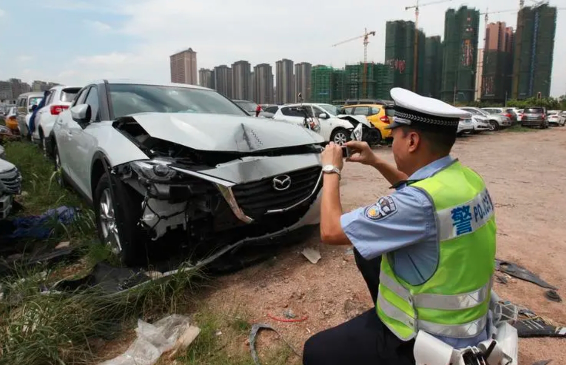 开车撞了人到底要不要垫付医药费,为什么开车撞人不要垫付医药费