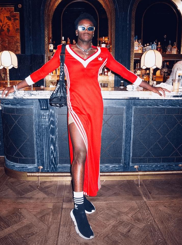 麦当娜16岁黑人儿子爱穿女装！抢妈妈的衣服穿，裹身长裙“妩媚”