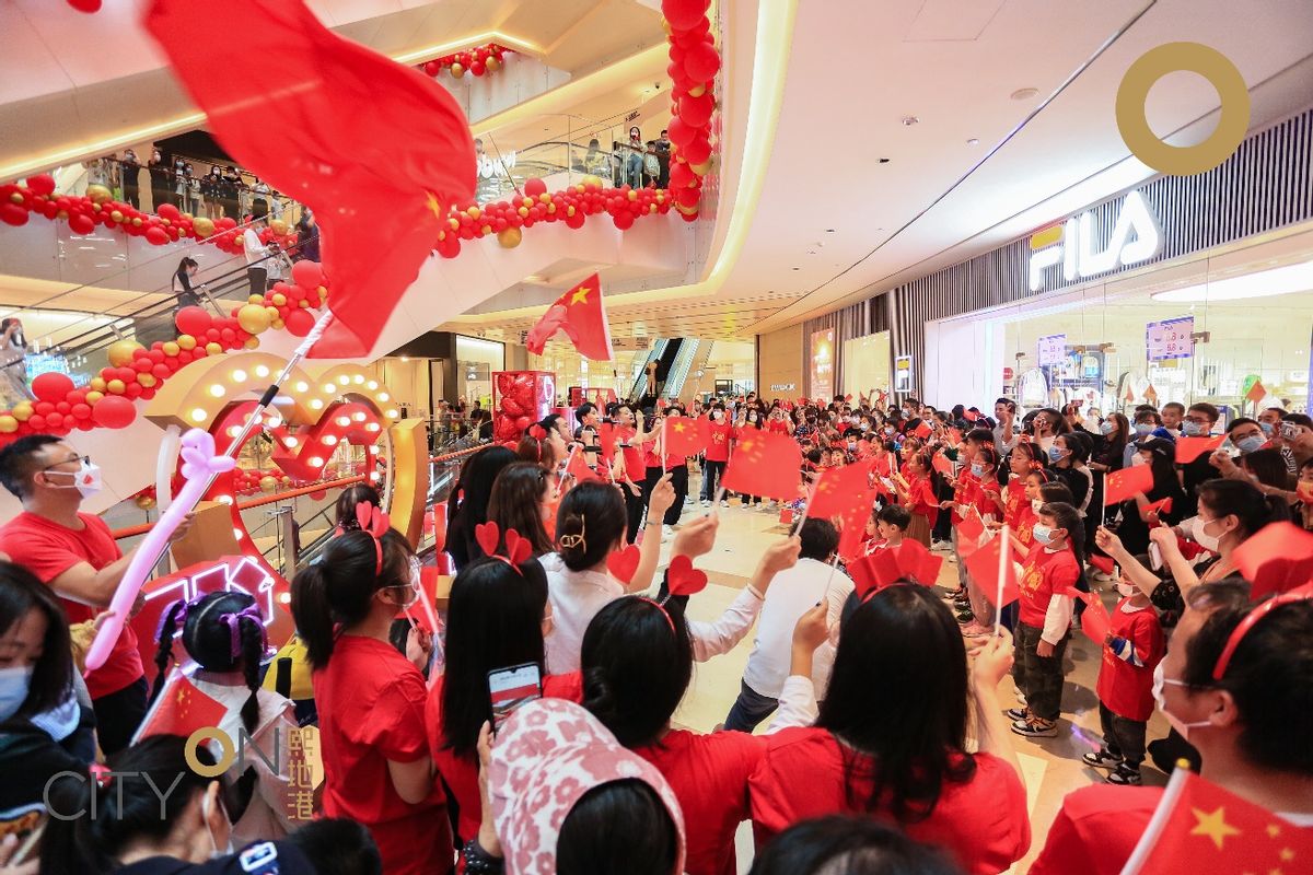 “熙”望长安·锦绣中华熙地港唱响华诞打造巨型*旗国**献礼国庆满眼尽是中国红
