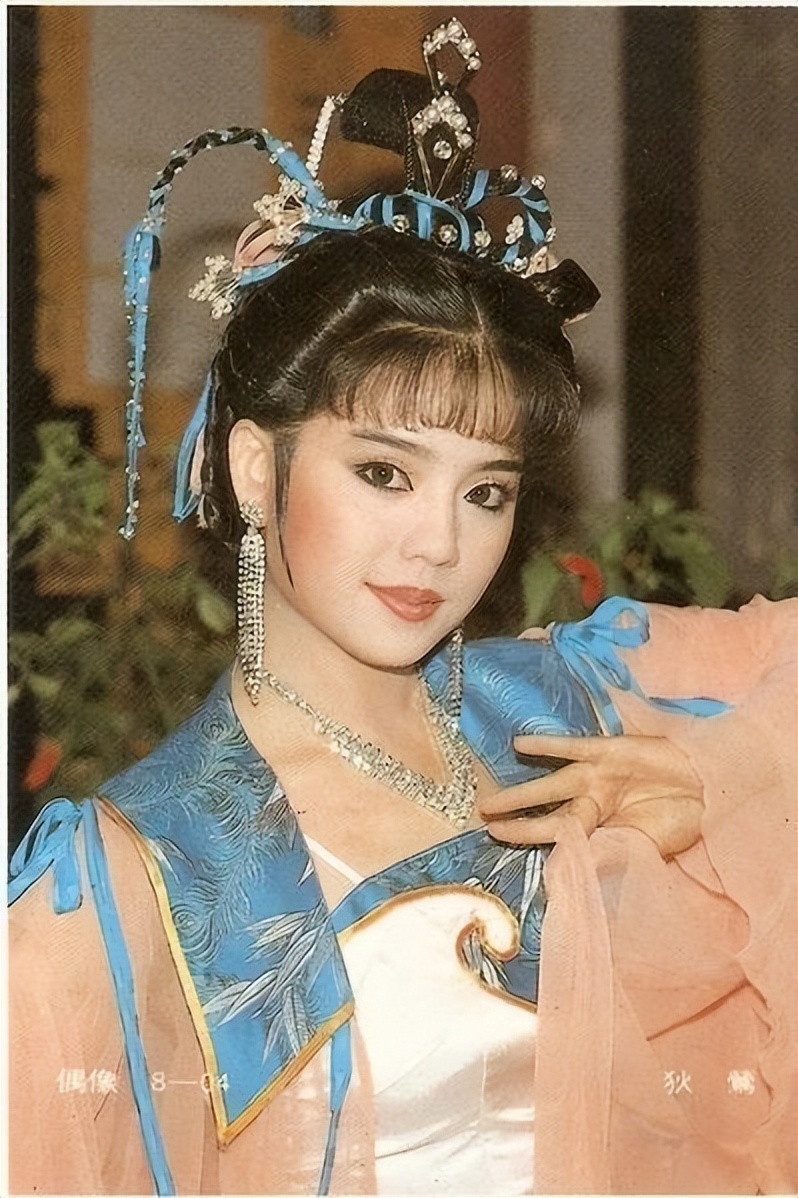 嘴对嘴接吻，当众强吻30岁女儿，没边界感的明星父母有多离谱？