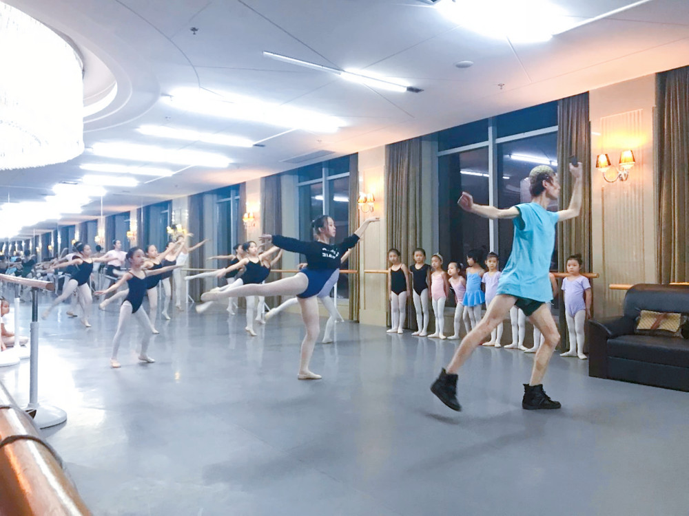 郭冷是杨丽萍唯一的徒弟吗,郭冷和杨丽萍完整视频