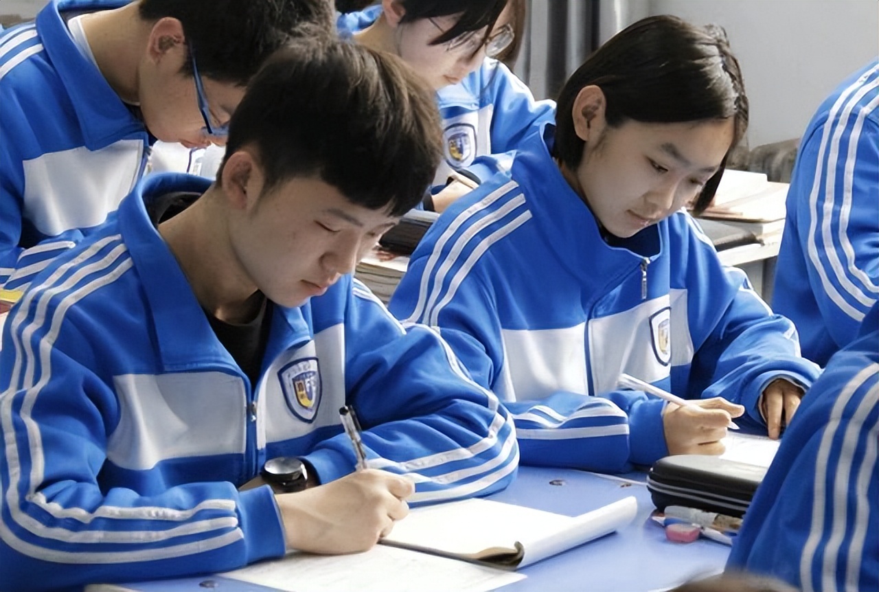初中生迎来好消息！新政策将于2023全面实行，学生将不受升学限制