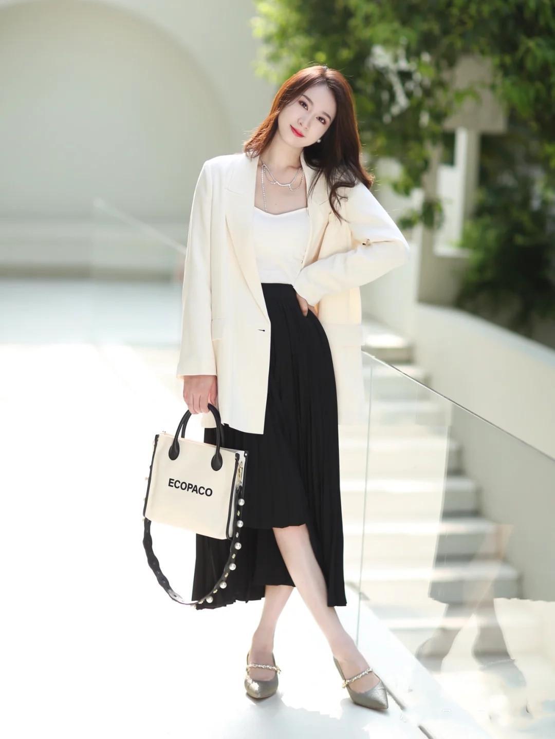 西装黑色好看还是白色好看,白色西装好看还是黑色西装好看