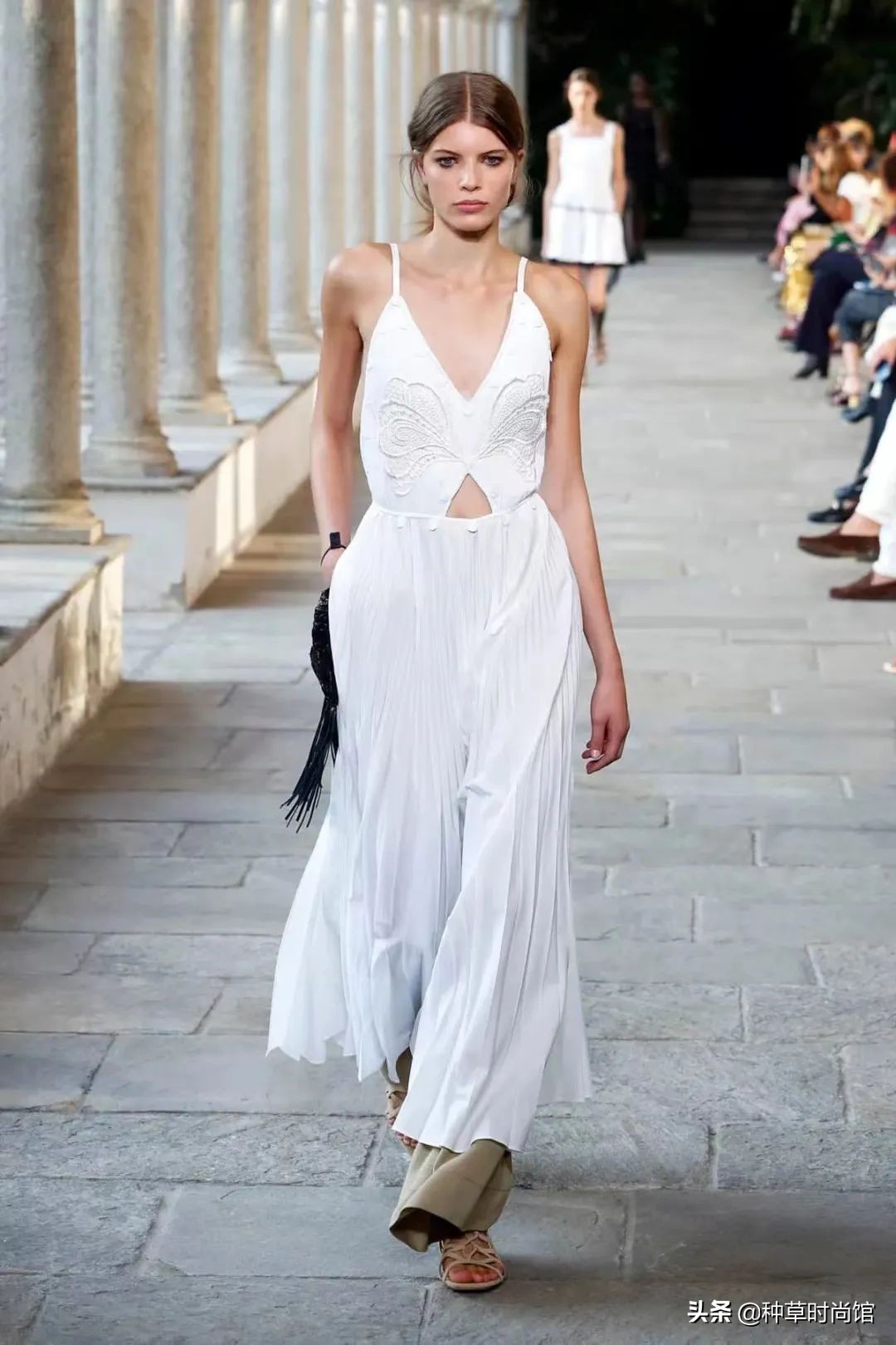 今年流行穿什么裤子和裙子,今年流行裙子配什么裤子