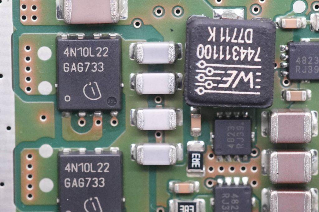 宝马5系无线充电拆解,宝马5系充电器怎么拆