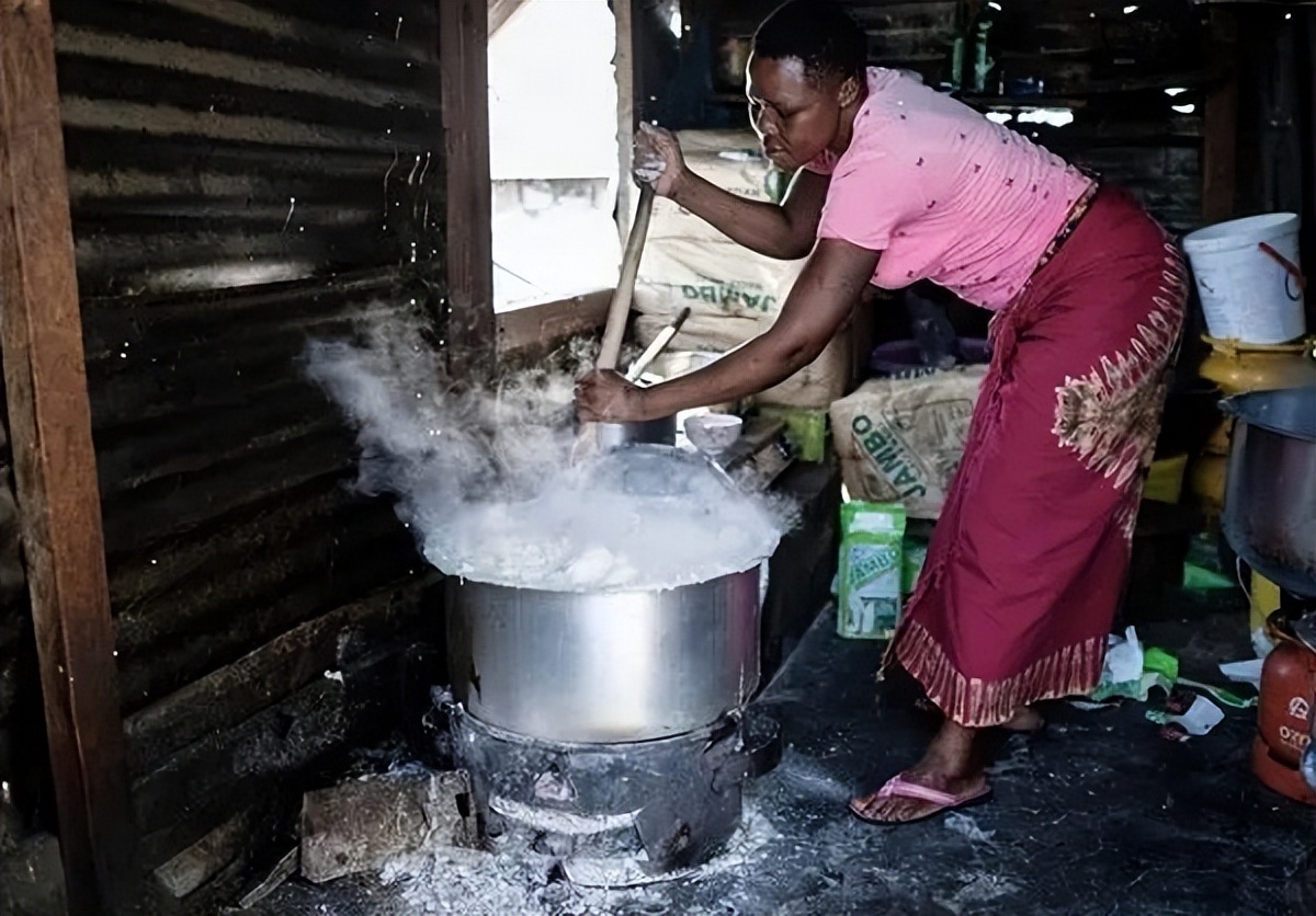 全球最拥挤小岛足球场,半个足球场大小的小岛