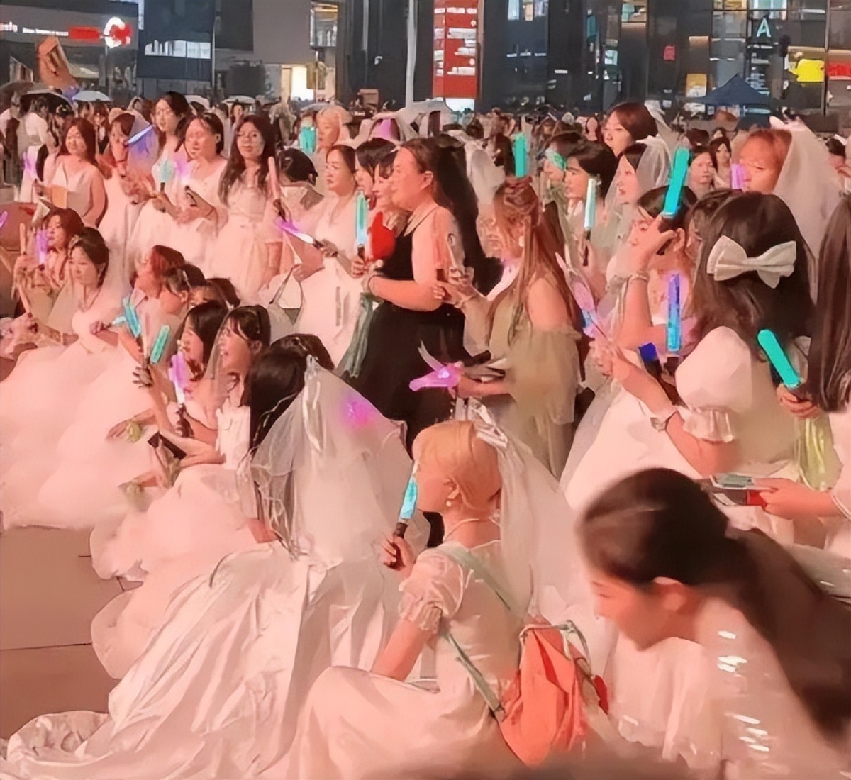 穿婚纱去看王源十周年演唱会,婚纱王源演唱会网友热评