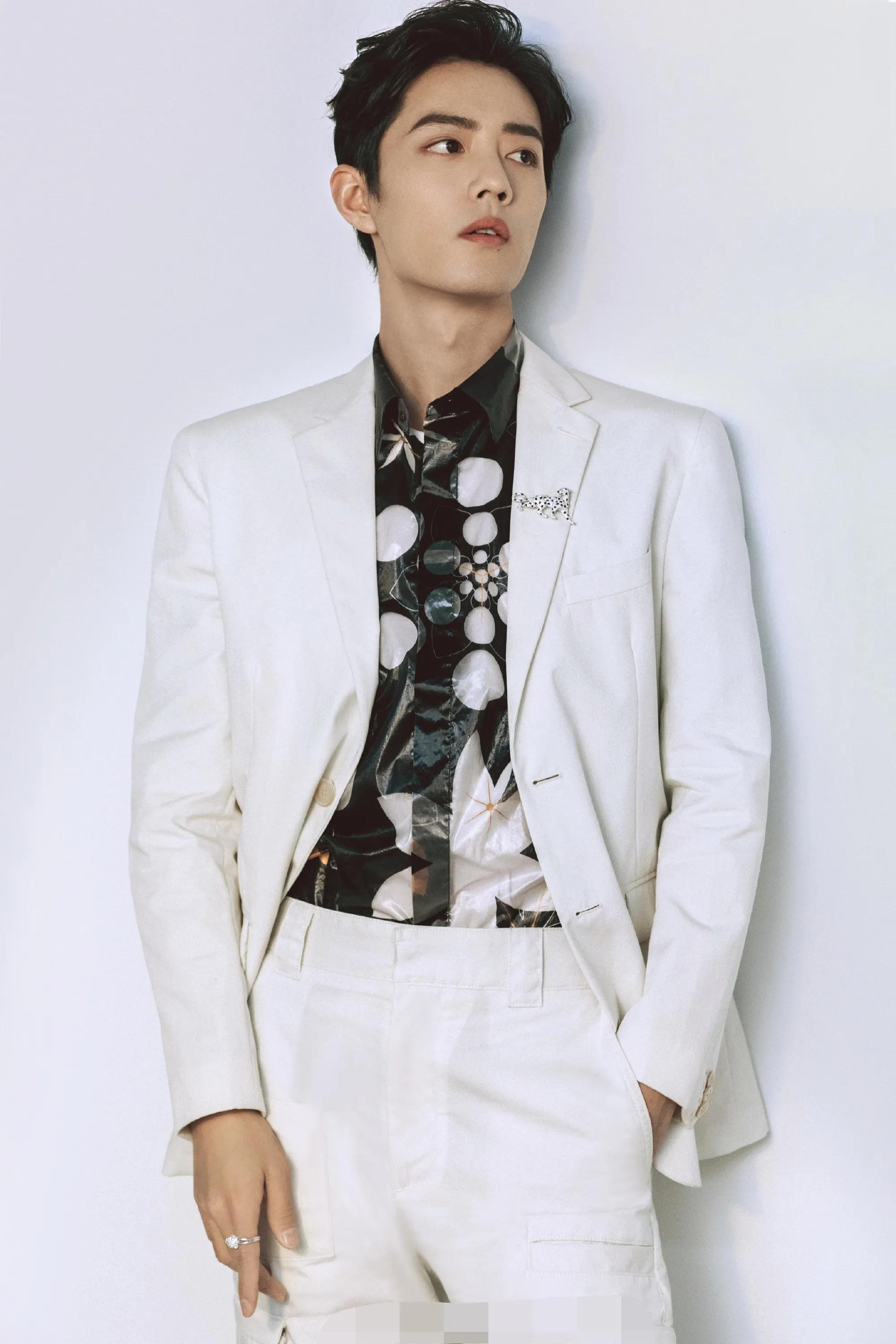 肖战近期活动造型,肖战微博之夜两套造型