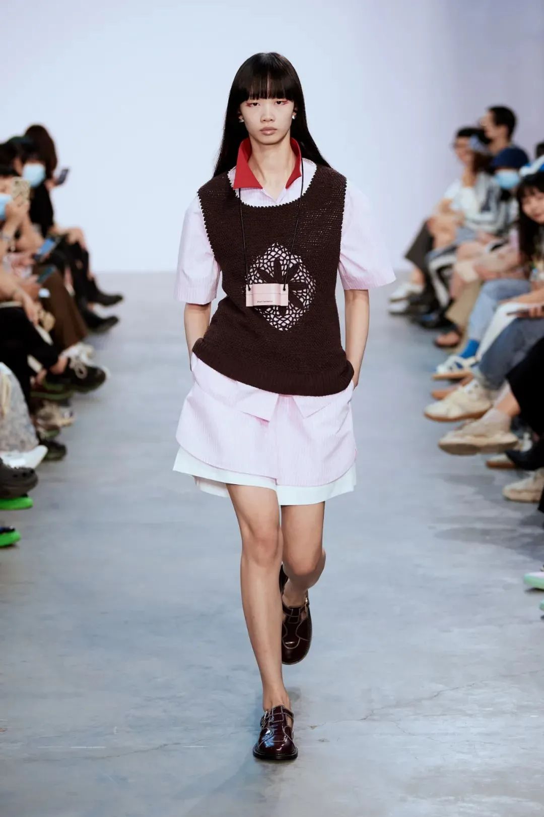 秋日马甲穿搭的n种,春天咖色格子针织马甲怎么搭配