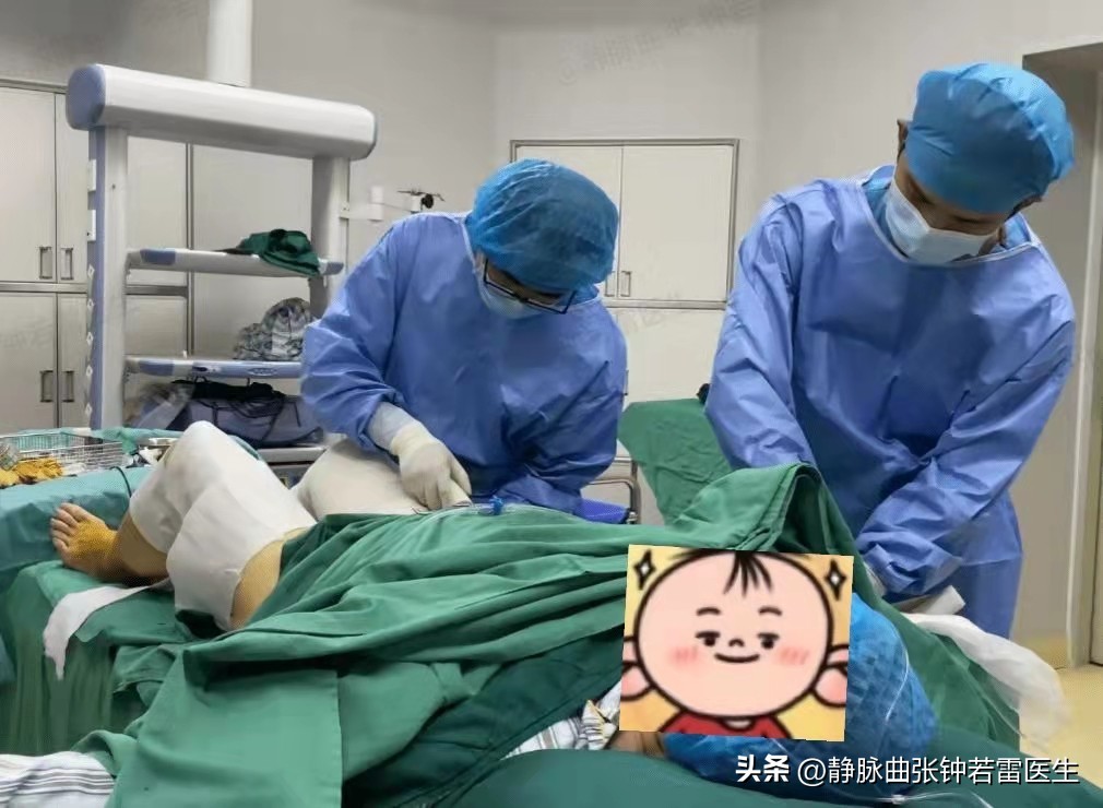 腿弯处有许多红色血管凸起,老年人腿部血管凸起