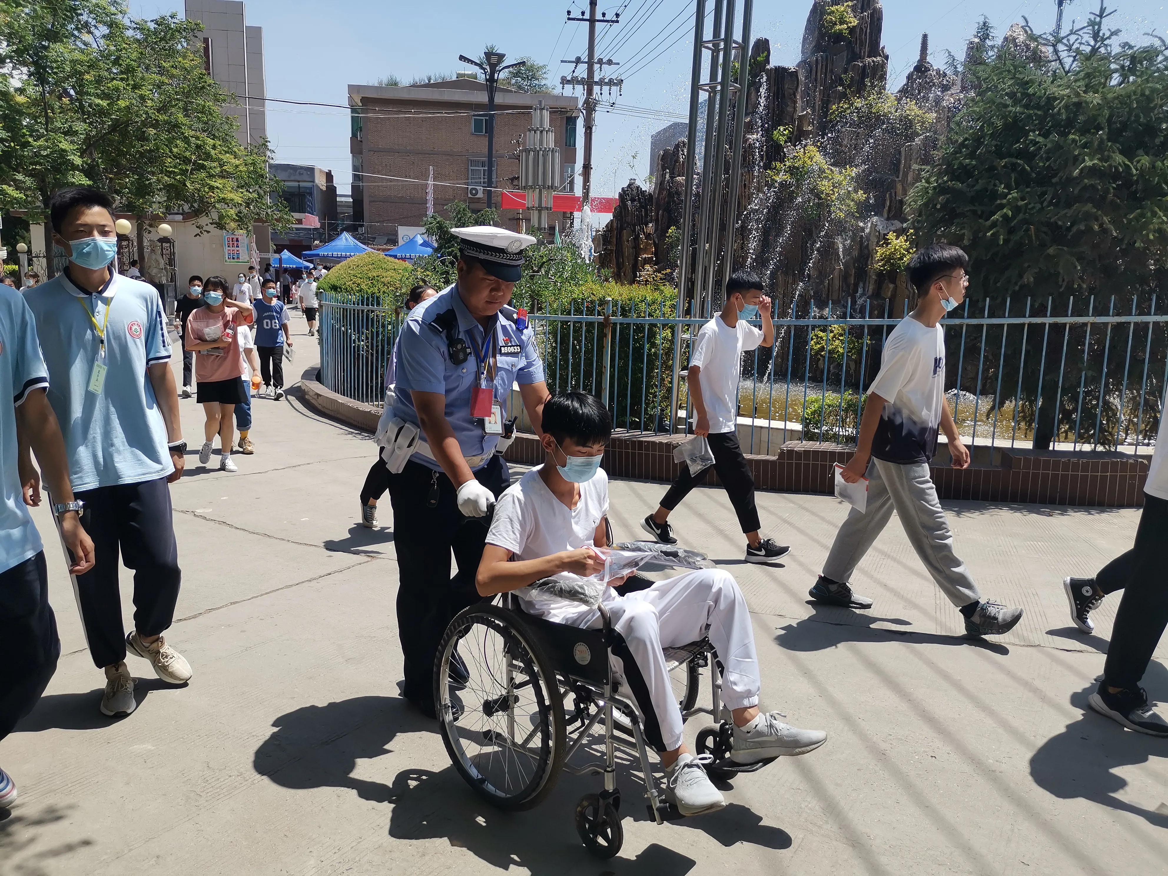 霜染枫林叶更红——记白水公安城区交警李枫同志