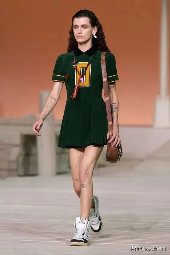 世界杯结束了，足球穿搭火了！欧阳娜娜、Jennie、Bella集体撞衫