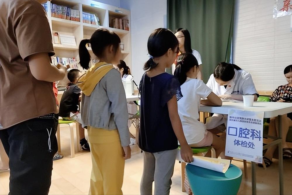 孩子有双排牙,小孩长双排牙前面的乳牙很松没掉