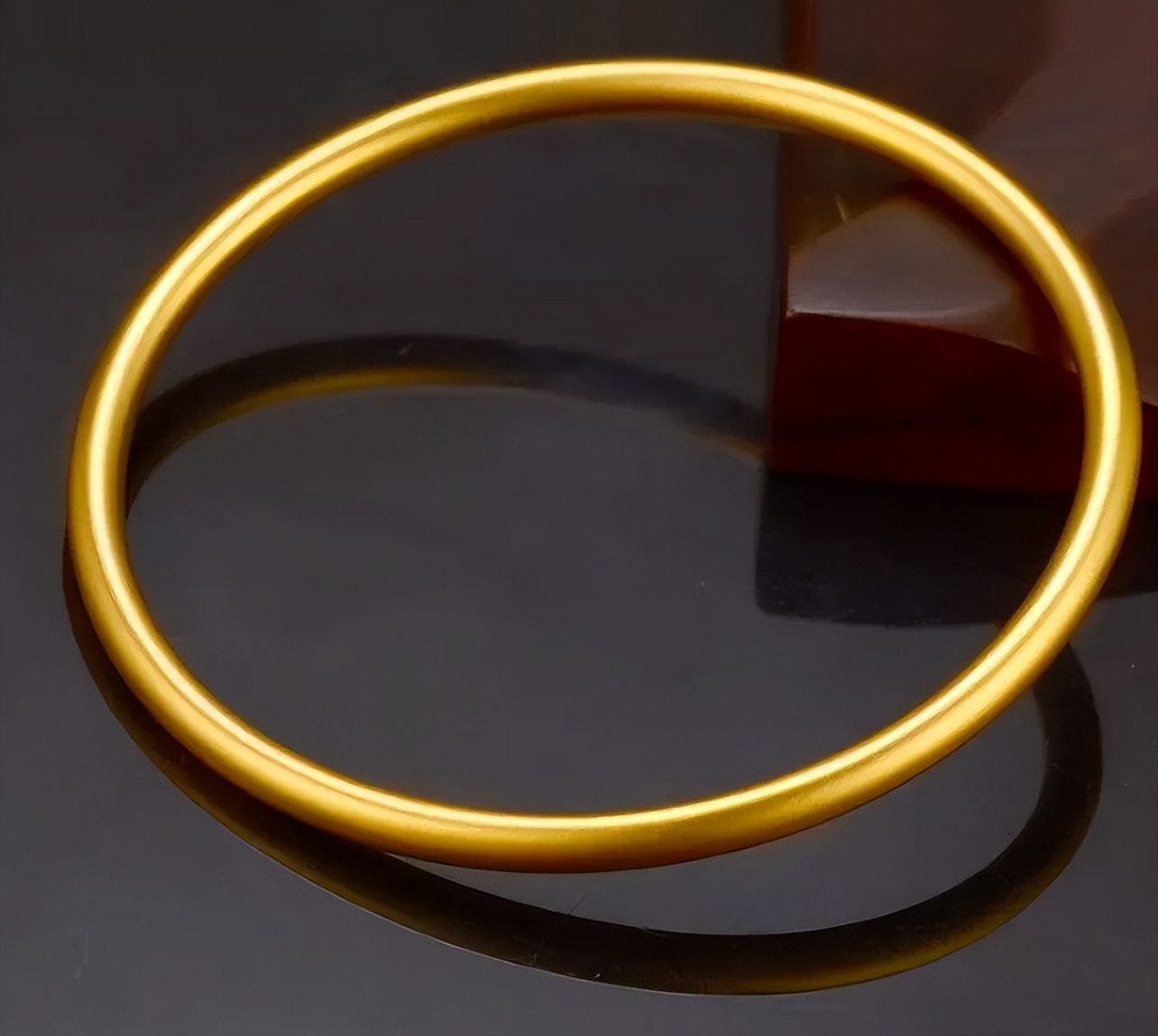 古法黄金手镯工费一般多少钱一克,黄金手镯多少钱买进合适