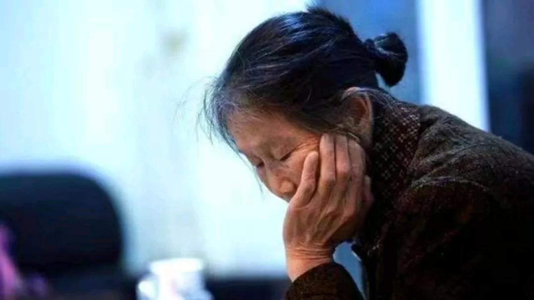 儿媳买高档水果，我尝了一个，她3天不理我，儿子扬言送我回乡下