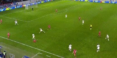 c罗被空气绊倒,c罗被绊倒站起来叉腰