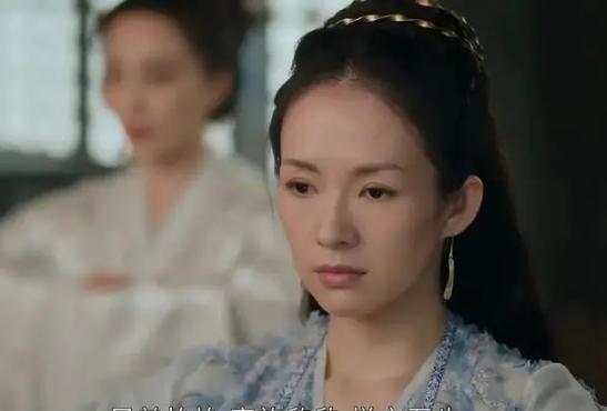 明明“徐娘半老”，却非要“尬演少女”，这4位女明星脸不红吗？