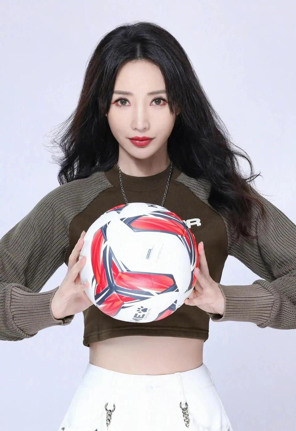 柳岩世界杯狂欢夜变身足球宝贝,世界杯柳岩化身足球宝贝