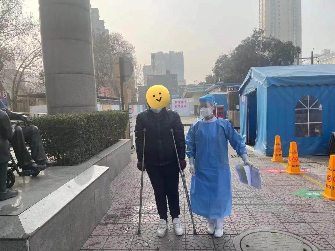 疫情之下所有在一线的医务人员,疫情下无陪护病房里的温暖