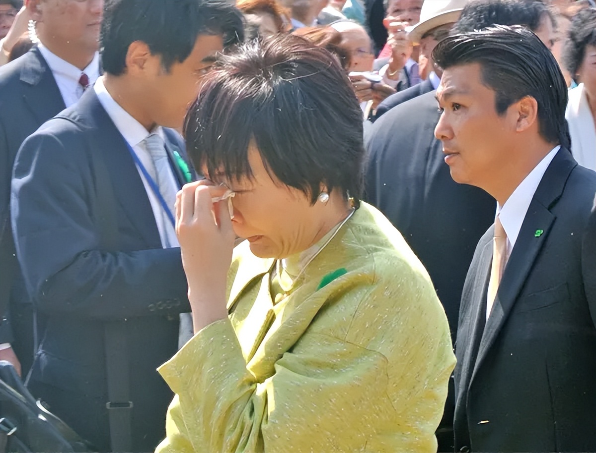 安倍遇刺身亡在场女保镖引热议,安倍妻子对安倍遇刺的反应
