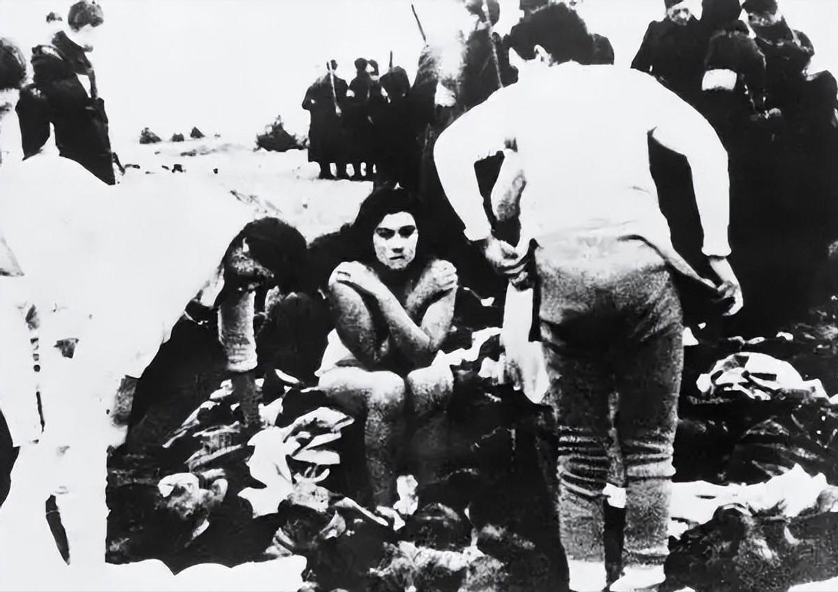 变态的纳粹德国,*光脱**犹太人女人衣服,集体*杀屠**!2