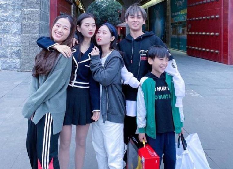 最年轻的董事长张曼如最新照,19岁董事长张曼如现状