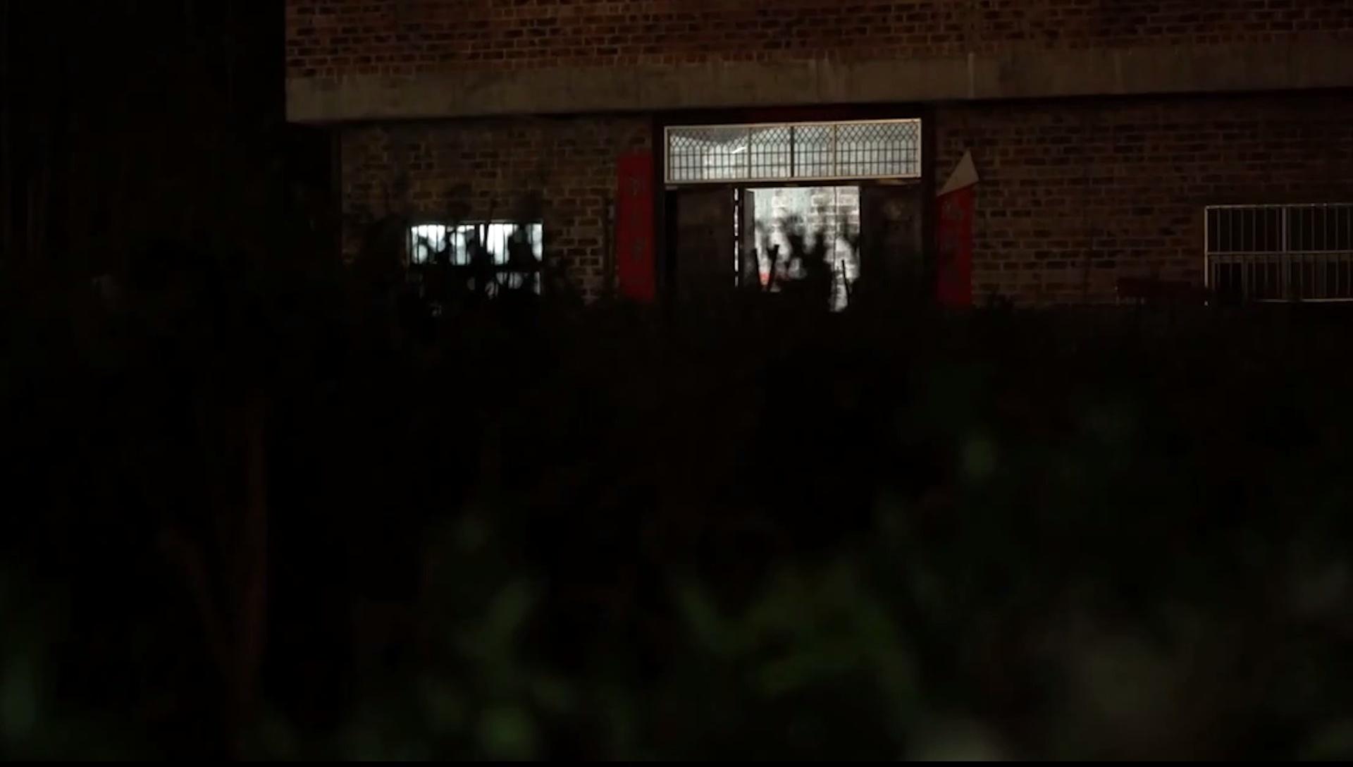 夫妻搬进新家发生怪事,新婚家里的灯为啥亮三天