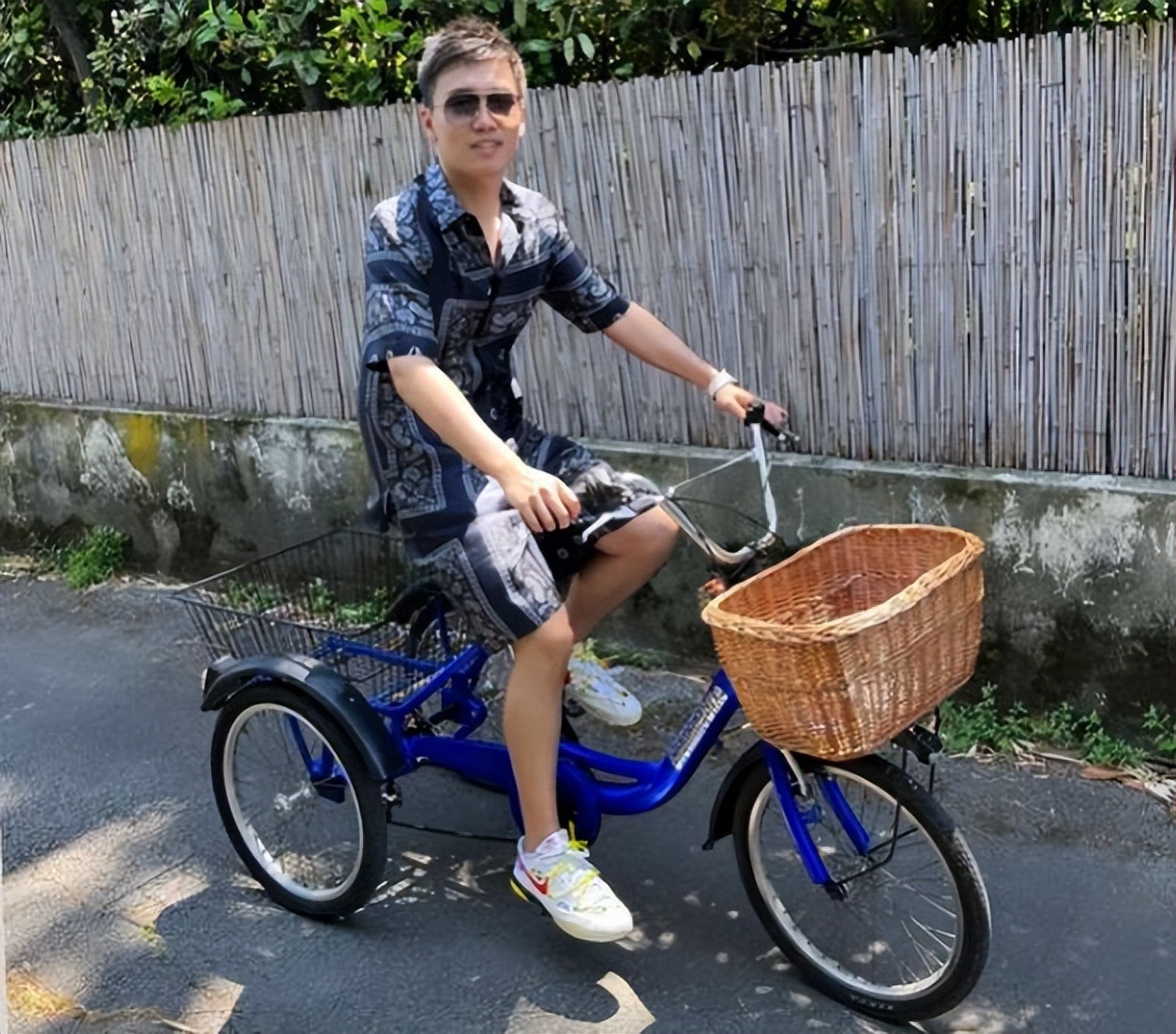 无视全球*债追**，苏宁少帅张康阳开着2000万超跑，进LV店豪购