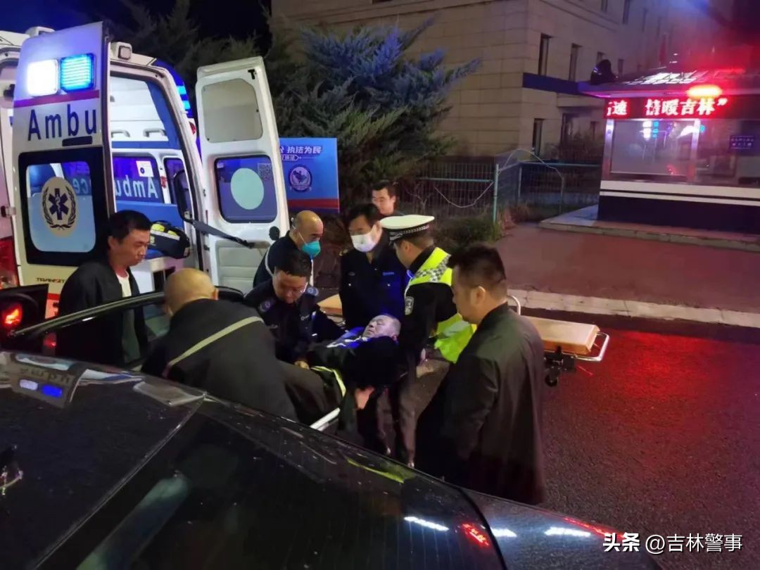 老人突发脑梗民警连破两门救人,群众突发脑溢血交巡警紧急救助