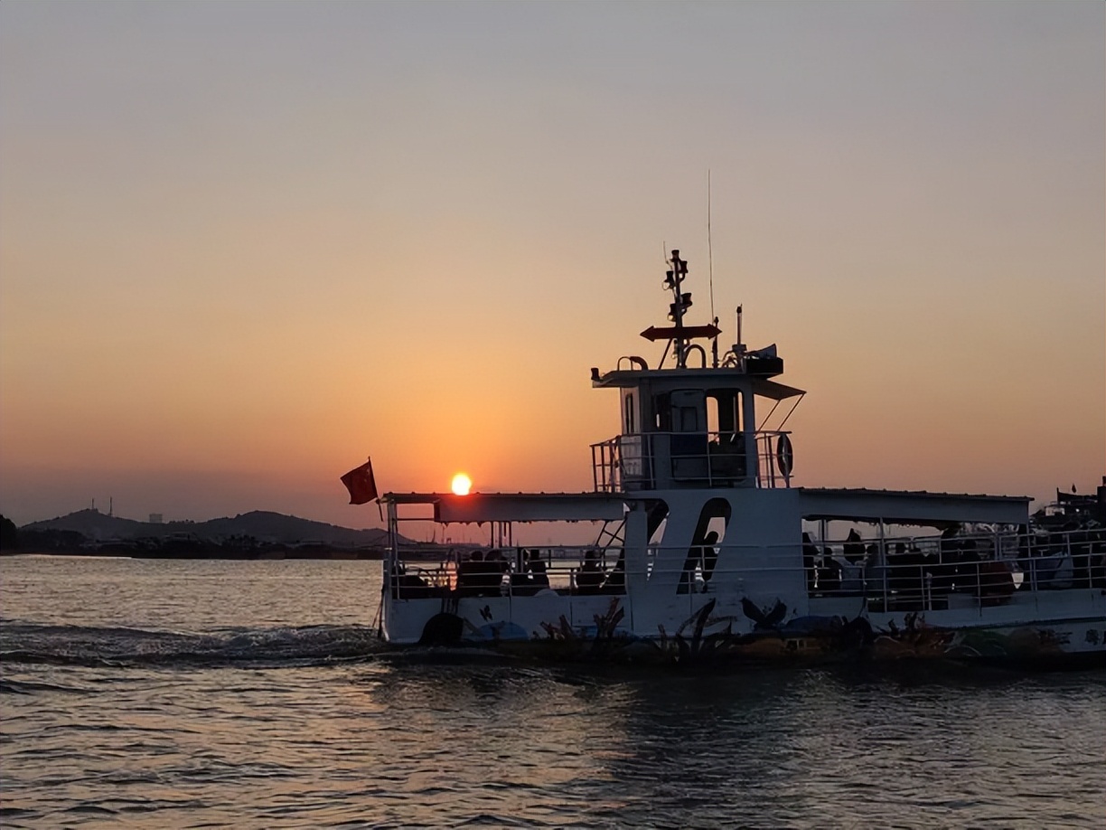 香港的天星小轮是什么样子的,香港天星小轮尖沙咀