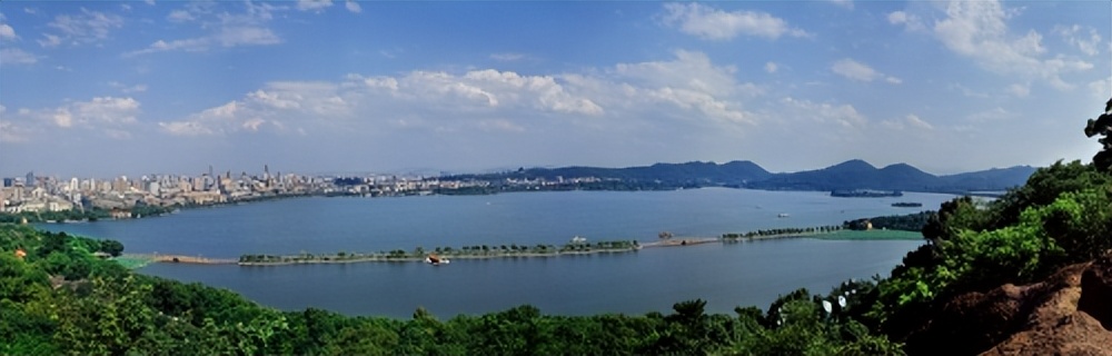 西湖美景再现许仙与白娘子,雷峰塔是杭州西湖最著名的景点