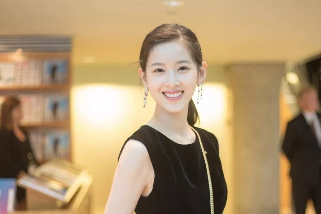 章泽天与刘强东出席照,刘强东章泽天甜蜜现身伦敦街头