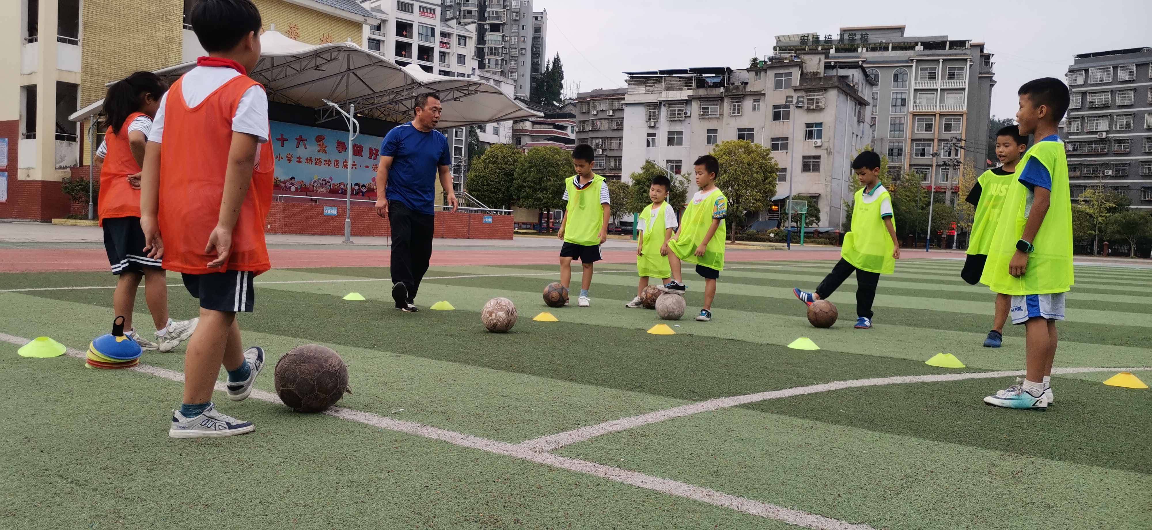 足球赛凤凰传奇,武汉足球凤凰传奇