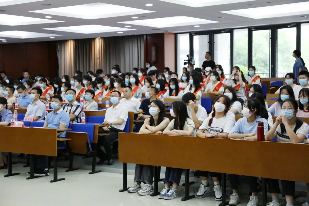 一男子因贩卖毒品被判刑,交友不慎贩卖毒品