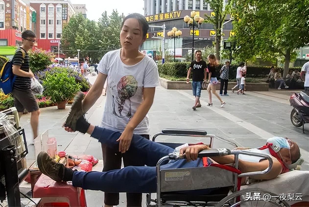 15岁女孩街头扮牛被人骑点赞,15岁女孩街头扮牛后续