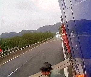 现在女大学生太开放,这么隐私的东西露在外面,男人看了都脸红了