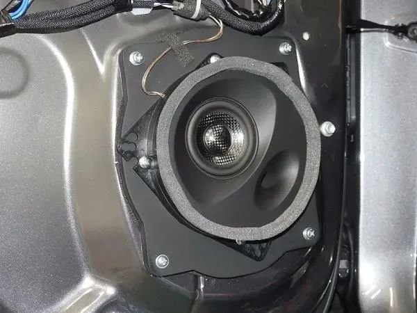 换掉原车JBL音响，丰田兰德酷路泽300升级声丽创音扬声器