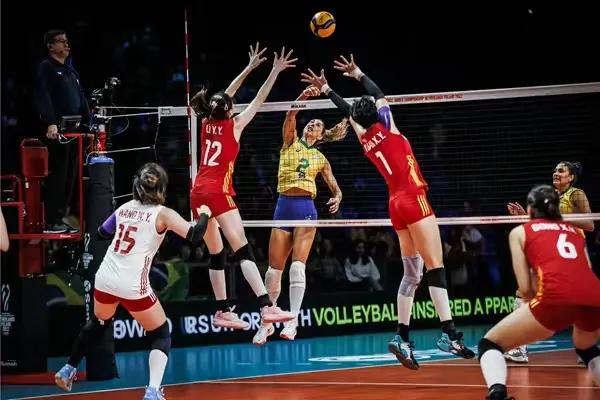 女排联赛半决赛巴西对日本直播,日本女排3比2巴西女排进总决赛