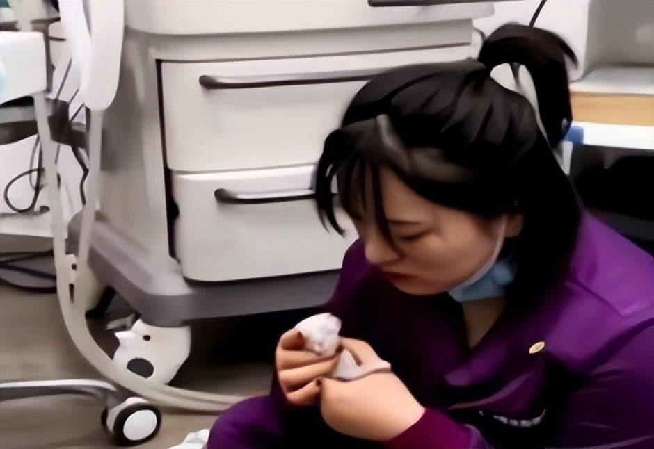 刚出生的小猫被羊水呛到有气泡音,小猫出生被羊水呛