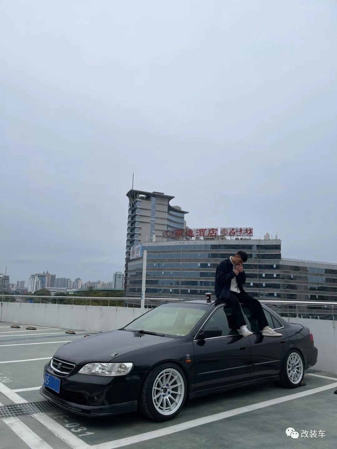 99年小伙的竞技风雅阁,被“美式截停”后也阻挡不了他继续玩车