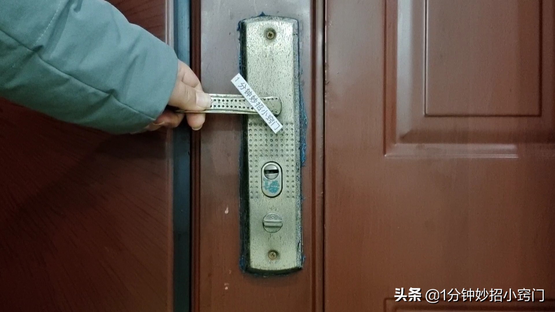 门把手放个衣架,利用转角放一个衣架实用又方便