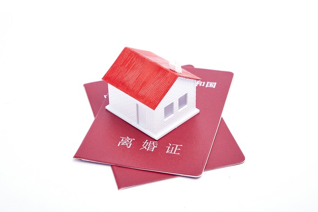 夫妻离婚拆迁房产分割的最新政策,离婚房产分割按评估价还是按市场