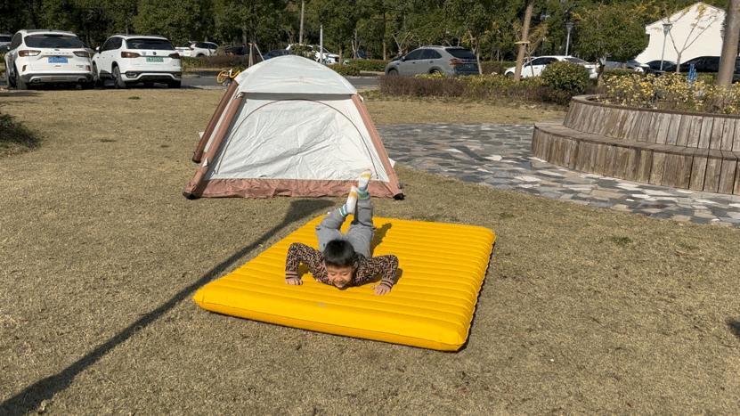 户外露营睡垫选蛋巢还是气垫,户外露营过夜买多厚的睡垫合适
