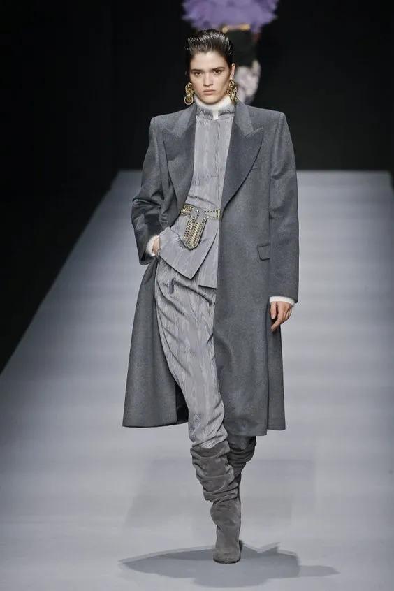 灰色和深灰哪个更适合年轻人穿,暖灰色系搭配灰白满满的高级感