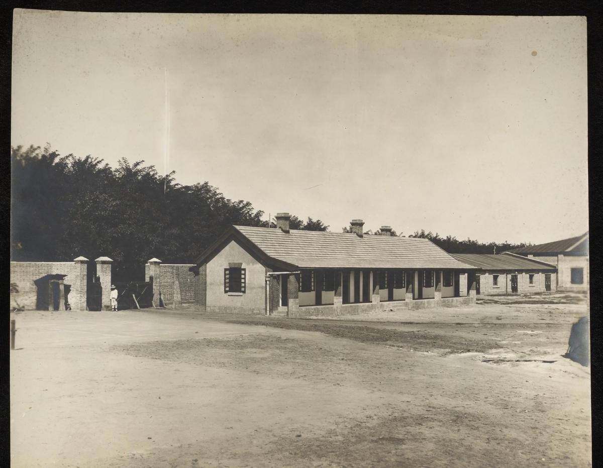 30个老照片记录女子与洋人*片鸦**烟枪下的白日梦