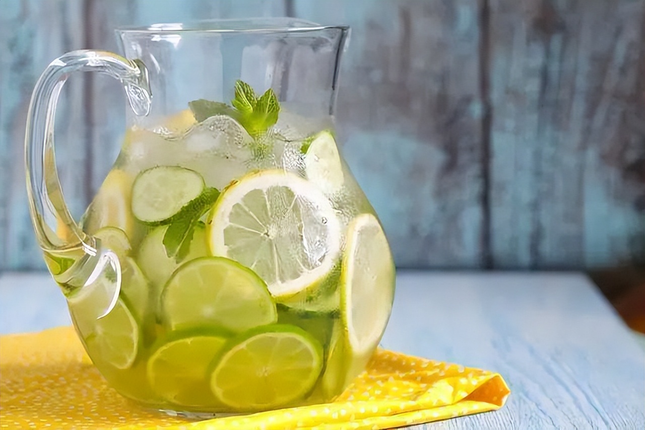 女人长期喝柠檬水对身体有好处吗,晚上喝蜂蜜柠檬水的好处与坏处