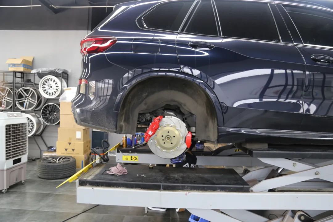 宝马x5拆刹车盘视频,宝马x5红色卡钳和蓝色卡钳的区别