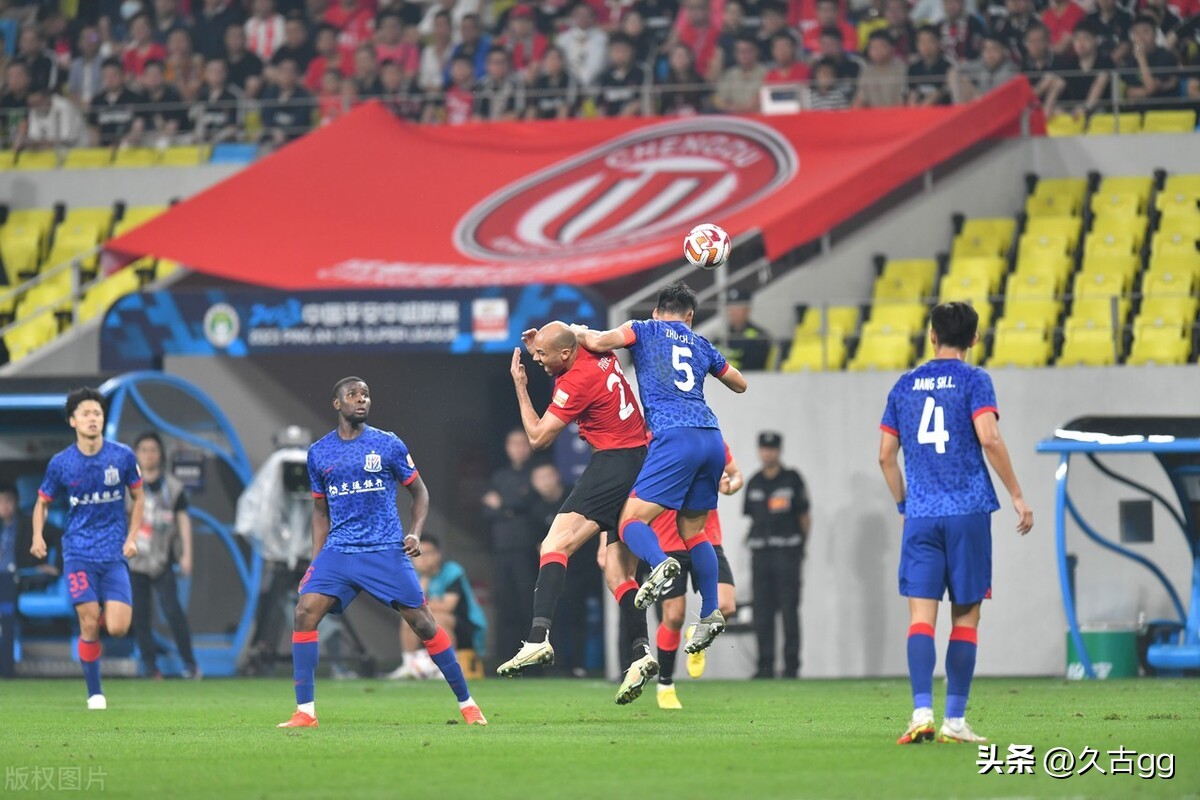 嘴硬？输球+8黄1红吴金贵心不甘，马镇一拳或“打蒙”扬科维奇