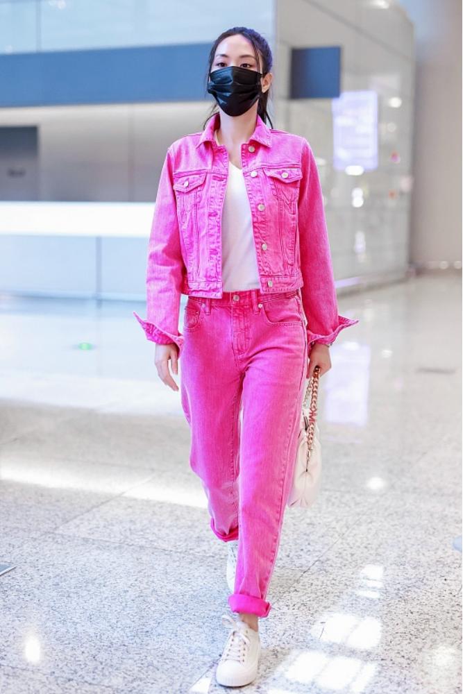 王霏霏黑西装齐刘海,王霏霏机场粉色包包