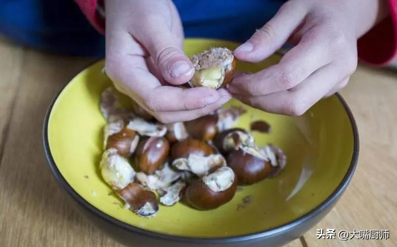 用一个瓶盖就能剥开板栗的壳,瓶盖剥板栗的快速方法